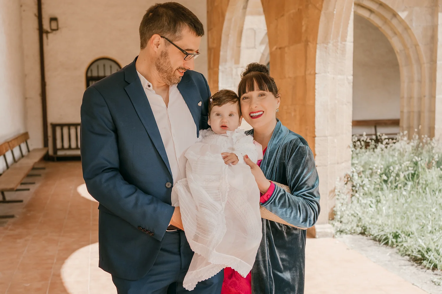 Padres con su bebé vestido para su bautizo