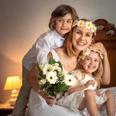 Victoria con sus hijos